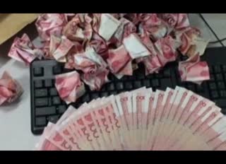 小伙被丈母娘刁难 用20万现金折999朵玫瑰求婚