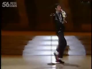 1983年迈克尔·杰克逊第一次正式表演太空舞步