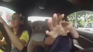 正职赛车手美女化装成菜鸟，恶作剧教练，笑抽了！
