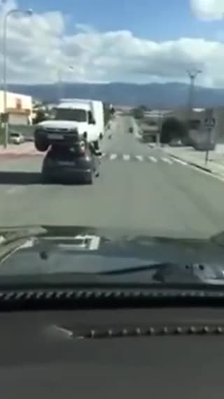 给跪了！车抛锚了就这样拖走