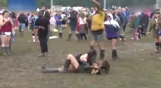 英国举行疯狂泥巴大战 美女泥浆中遭乱摸