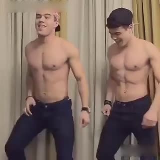 两只肌肉男