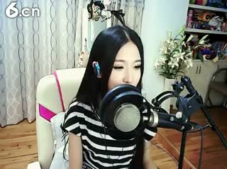 六间房呆萌女主播柯艾秀唱直播