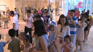 百米长“蛇“商场大游行