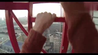伦敦熊孩子登150米高塔 在空隙间跳跃