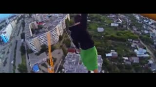 俄罗斯少年单臂悬挂百米高建筑