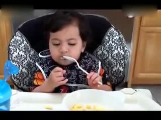 小北鼻第一次使用餐具