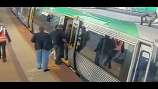  监拍澳洲男子被卡在地铁间隙里众人推车厢救人