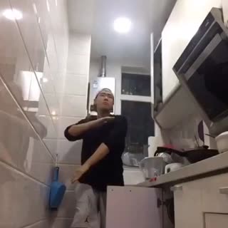 当你老爸说：你再摔一下东西我抽死你！的时候....