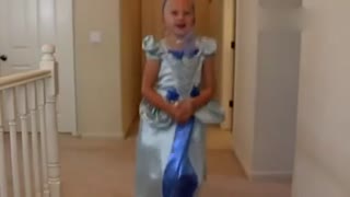 熊孩子在家玩cosplay 你们的衣服还真是多