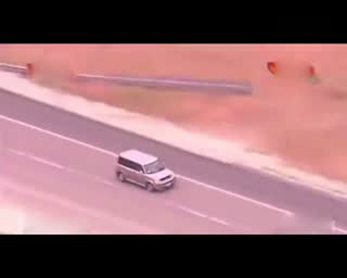 好牛逼的司机，神一样的车技，这走位太炫了，结果还是。。。