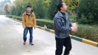 乱扔香蕉教训一下