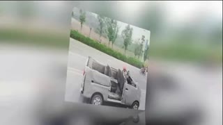 重庆街头现“敞篷式”面包车 网友：太夸张