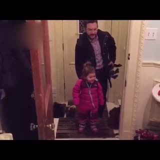 当爹的给你演示如何一只手帮闺女脱靴子