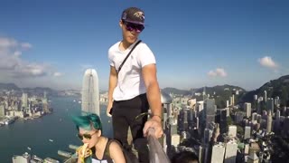 我在高楼上吃着香蕉玩自拍