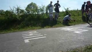 真·双飞，两位自行车选手接连翻跟头