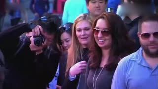 周杰伦_在美国街头弹奏钢琴，路人的反应似乎在说，“哎哟，还不错哦！”