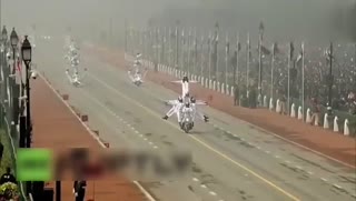 印度共和国日国庆大阅兵 摩托方队再现开挂场景