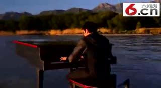 超牛的湖上钢琴演奏