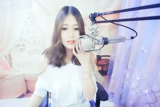 口口声声地说~说爱你我就《大舌头》~