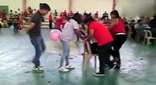 男女生挤气球 怎么年会没有这个游戏