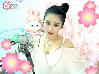 六间房美女主播晴儿妞儿秀唱相亲相爱的一家人视频