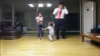 妖娆老爸与女儿一起舞蹈 全程被二胎抢镜