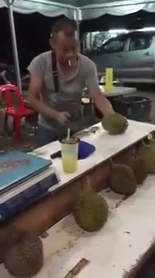 茧应该很厚！实拍猛男徒手砸榴莲