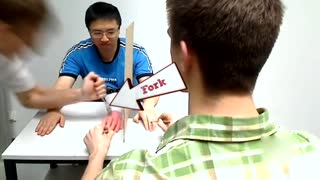 真手假手的错觉！假手被叉子扎了后的反应