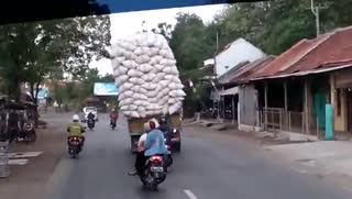 跟着揪心！超载的小卡车最终还是侧翻了