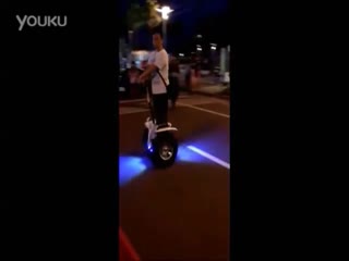 -夜晚炫丽蓝光    吸引众人目光    Reabo    台制赛格威 高清