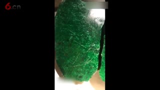 赌石现场视频：这块翡翠原石切一刀，打开看一下，满绿色暴涨了