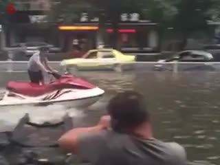 城市中的水上飞艇