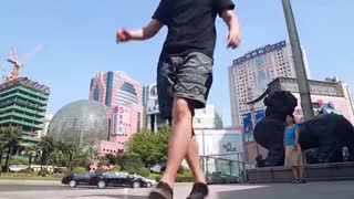 围观 上海牛男街头酷秀机械舞技