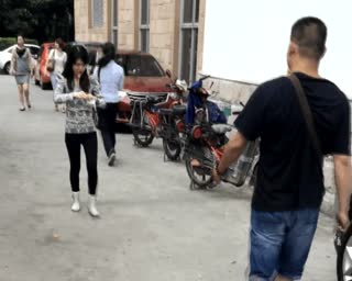 围观群众吓呆了！