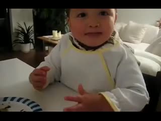 国外一个小吃货学中文，一口一个包子，萌死了！！！