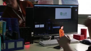上班打豆豆，发现了吗？对面妹子和豆豆是一个人