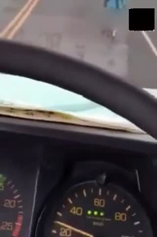 实拍奇葩女骑自行车在机动车道上蛇形别汽车