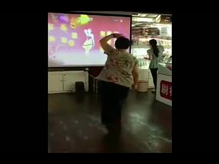 【高手在民间】商场大妈教你完美舞姿！