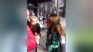 女议员议会上公开哺乳 举止大胆惹争议
