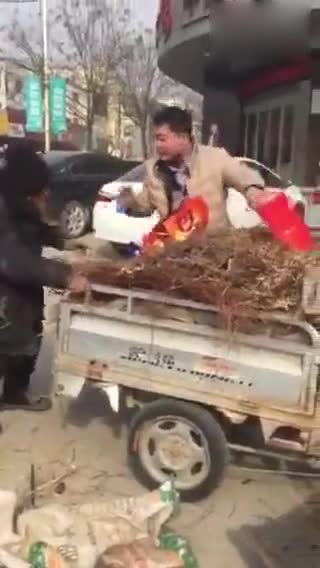 沂南帅气小伙 不图名不图利 只为老人过个好年传递正能量