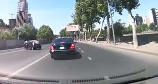 汽车突然变道摩托车躲闪不及被被撞飞，好惨