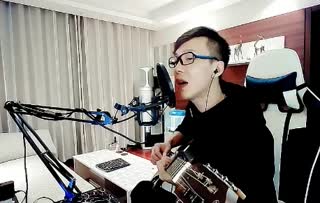 《十月迷城》风吹地上的纸片~