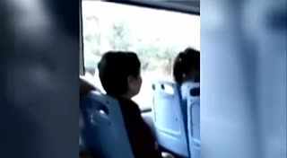 吵架不成奇葩女坐男乘客大腿