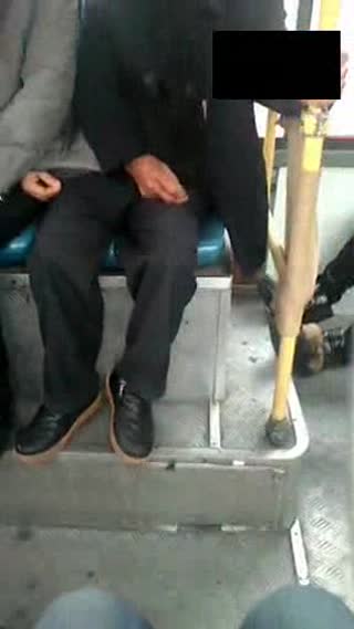 手机抓拍：人渣眼镜男偷走老爷爷救命钱