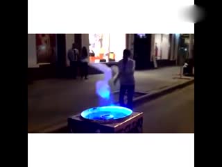 现在卖个棉花糖都这么酷炫