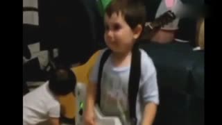 萌娃弹吉他动作好风骚