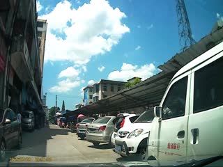 农贸市场路口剐车