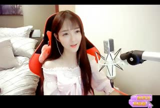 这有个可爱甜美的妹子在唱歌，你会是那个《握不住的他》吗？
