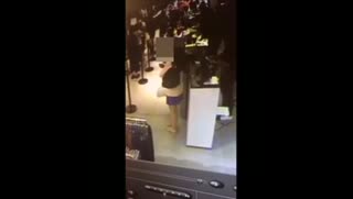 就我敢站着拉屎，有人在台北Zara店内站着拉屎